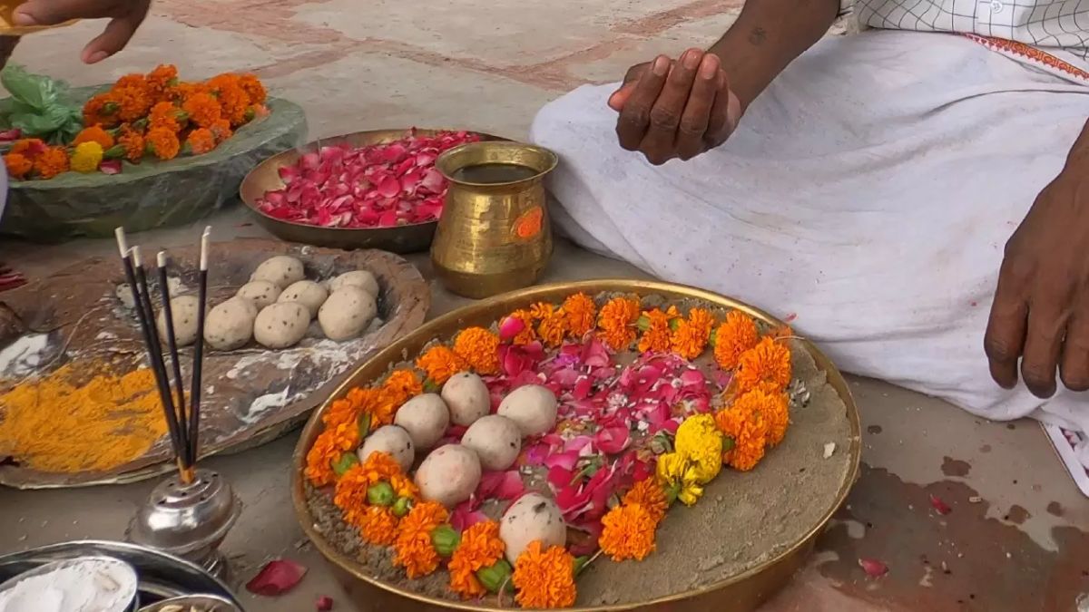 https://divinesansar.com/cdn/shop/articles/Amavasya_Shradh_Rituals_Honouring_Ancestors_with_Devotion.jpg?v=1748012731