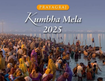 Twilight crowd of pilgrims bathing at Prayagraj’s Triveni Sangam during Kumbh Mela 2025, boats anchored