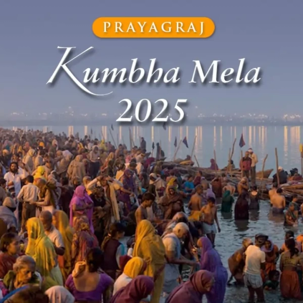 Twilight crowd of pilgrims bathing at Prayagraj’s Triveni Sangam during Kumbh Mela 2025, boats anchored
