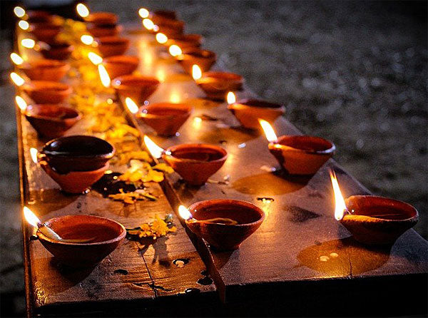 https://cdn.shopify.com/s/files/1/0754/8901/files/diya-hinduism.jpg